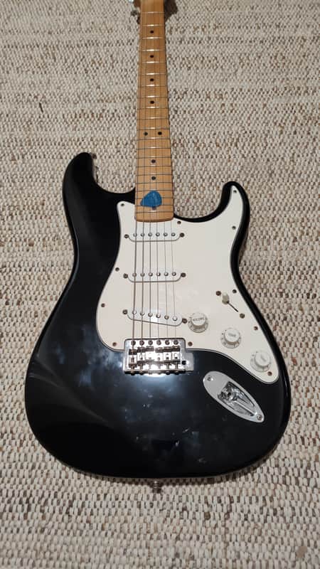 Fender Standard Stratocaster MiM with Maple Fretboard 2002 - Black image 1
