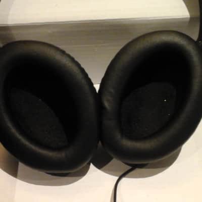 Bose QC15 Noise Canceling Headphones image 4