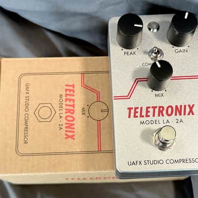 Universal Audio UAFX Teletronix LA-2A Studio Compressor pedal - silver image 1