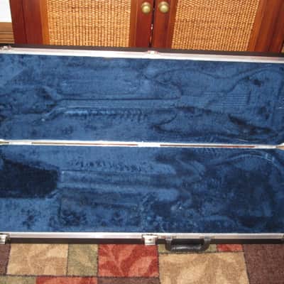 used Rickenbacker Hardshell Case for Model 620 electric guitar (NO guitar) from 1995, 2 Ball feet broke off (2 holes in plastic), Exterior plastic has some cracks,  EXT: Black Hard Plastic / Chrome HW / Handle: Black Molded Hard Plastic / INT: Blue Plush image 6
