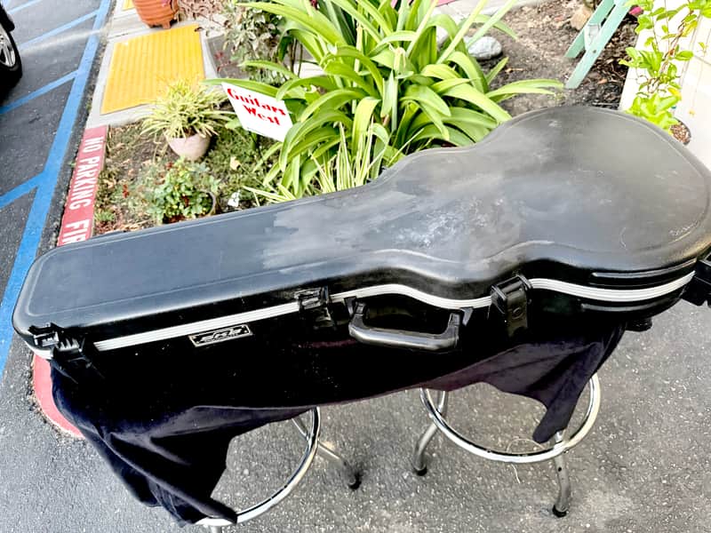 SKB Flight Case Gibson or Epiphone - polypropylene copolymer resin. image 1