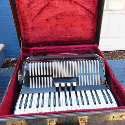 CASTELFIDARDO by B. BURINI 120 BASS ACCORDION CLEAN MODEL 274 maybe needs a little work image 13