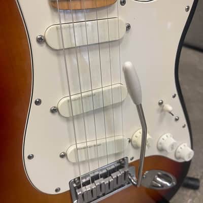 Fender Strat Plus Deluxe with Maple Fretboard 1991 - Sunburst image 9