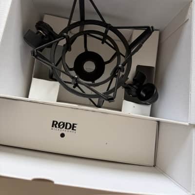 RØDE NT1 4th Gen Studio Microphone Kit with SM6, Pop Filter & XLR Cable image 2