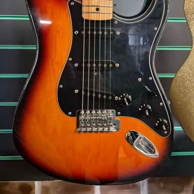 Fender Classic Series Stratocaster 3-Colour Sunburst 2003 Electric Guitar image 4