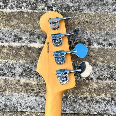 Fender American Pro II Jazz Bass® Rosewood Fingerboard, 3-Color Sunburst 0193970700 image 2