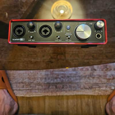 Focusrite Scarlett 2i2 2nd Gen USB Audio Interface 2016 - 2018 - Red / Black image 3