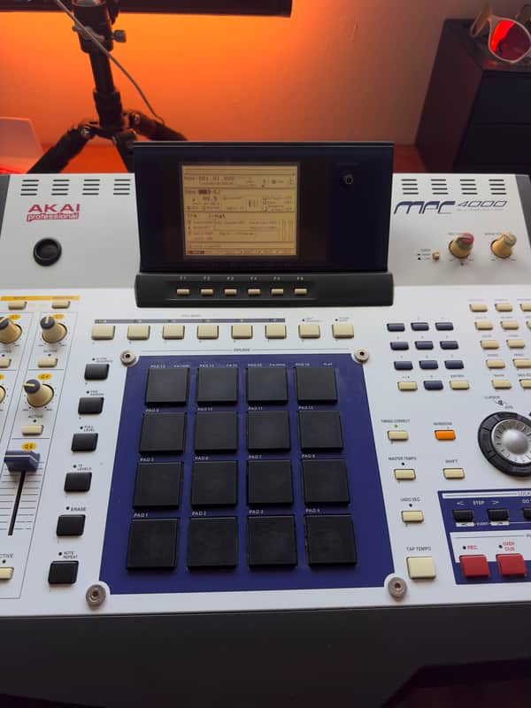 Akai MPC4000 Music Production Center 2002 - 2007 - White image 1