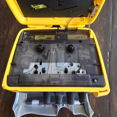 Sony WM-FS111 AM FM cassette walkman 2000s - Yellow gray image 5