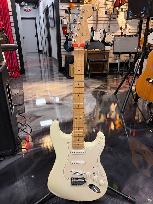 Fender Highway One Stratocaster with Maple Fretboard 2002 - Blonde image 1