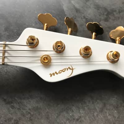 Moon Larry Graham Signature 2018 Snow White image 4