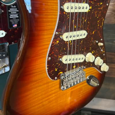 Fender 70th Anniversary American Professional II Stratocaster 2024 - Comet Burst image 2