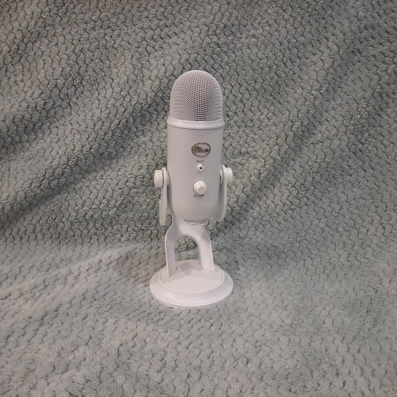 Blue Yeti Multipattern USB Microphone - Whiteout image 1