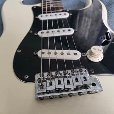 Squier SQ Series 3 bolt Stratocaster 1983-1984 - White image 3