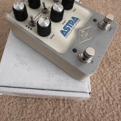 Universal Audio Astra Modulation Machine 2021 - Present - White image 2