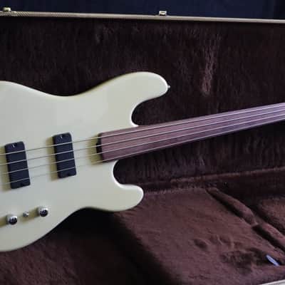 Hot Wire Bass Prezz Fretless 2022 - Nitro image 10