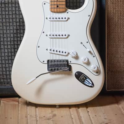 2017 Fender Mexico Stratocaster Standard - in Olympic White