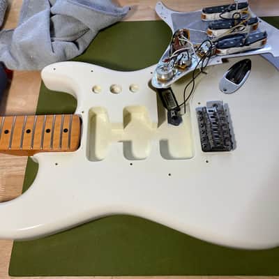 Fender Deluxe Roadhouse Stratocaster with Maple Fretboard 2008 - 2013 Arctic White image 13