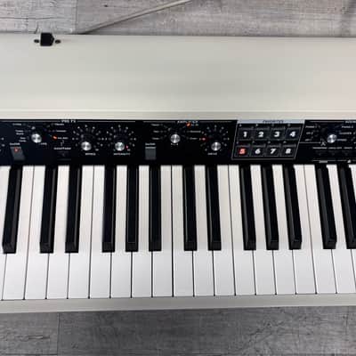 Korg SV2-SP 88 Key Stage Vintage Digital Piano with Speakers 2020 - Present - Creme with White / Black Keys image 9