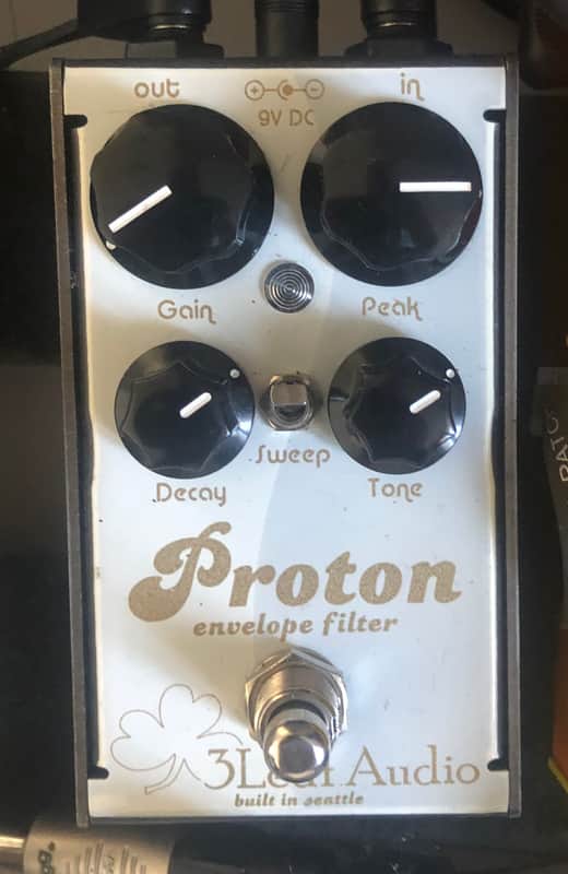 3Leaf Audio Proton MK2 2014 - Metallic Gold Over White image 1