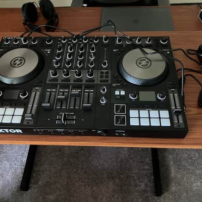 Native Instruments Traktor Kontrol S4 MK3 2018 Black image 2