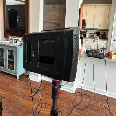 (4) QSC KLA12 KLA Series 12" Powered Line Array Speakers with Bags image 6