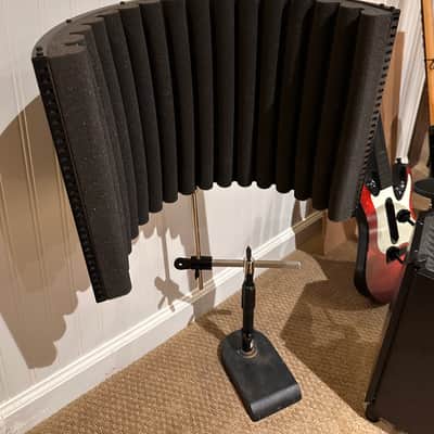 sE Electronics Reflexion Filter Pro with weighted stand image 1