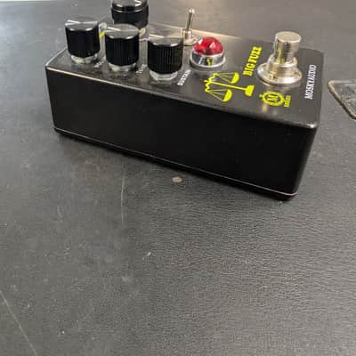 Mosky Big Fuzz Distortion Guitar Effect Pedal One Toggle Volume Tone Sustain image 4