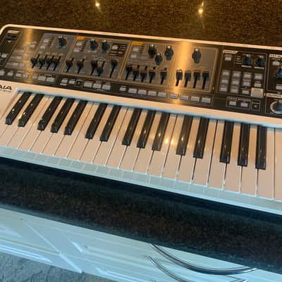 Roland SH-01 GAIA 37-Key Digital Synthesizer 2010 - 2012 - White
