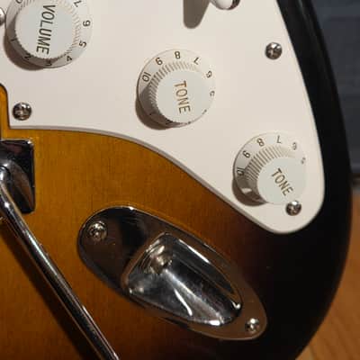 Squier 2019 Affinity Series Stratocaster Indian Laurel Fretboard 2-Color Sunburst image 6