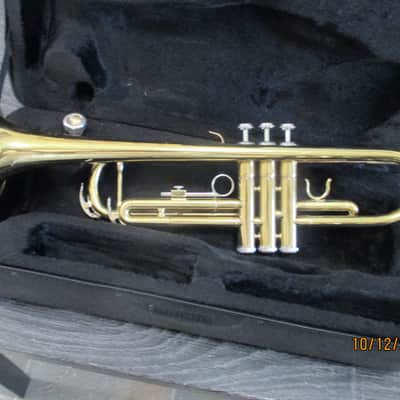 Glory brand trumpet with case and  mouthpiece. image 4