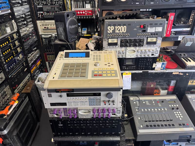 Akai MPC3000 MIDI , MPC 3000 32 meg drum sampler /PADS/ v 3.11 ,Floppy Drive, 120volt //ARMENS// image 1