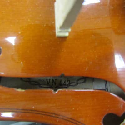 De Villier VN443 sized 4/4 violin with bow and case. China. Very Good Condition image 13