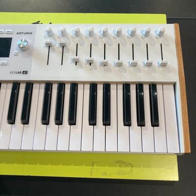 Arturia KeyLab 61 MkIII MIDI Controller 2024 - Present - White image 5