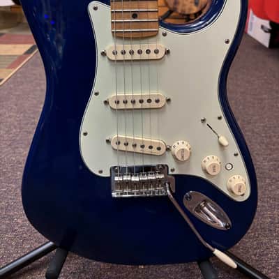 Fender Deluxe Players Stratocaster 2017 with Maple Fretboard Sapphire Blue Transparent image 2