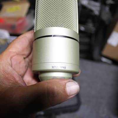 MXL 990/ Condenser Mic with Case and One Mount image 2