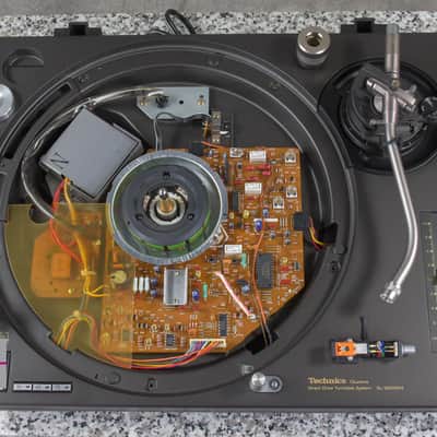 Technics SL-1200MK4 Black direct drive turntable in Very Good Condition image 6