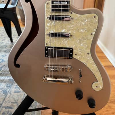 D'Angelico Deluxe Bedford SH 2021 - Present - Desert Gold image 2
