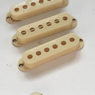 Complete Fender Vintage Aged White Relic 62 Reissue Strat Pickup Covers 3 Knobs Green Font image 3