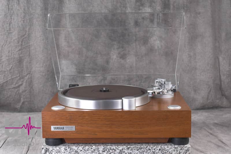 YAMAHA GT-2000L Turntable W/ Auto Lifter Adjust In Very Good Condition