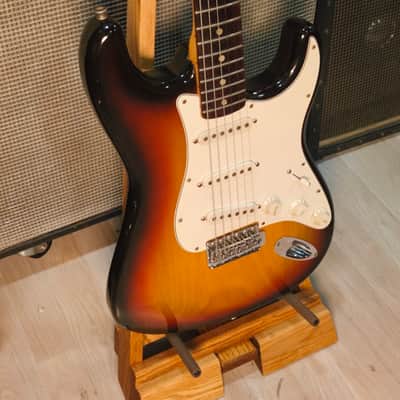 Fender Stratocaster with 3-Bolt Neck, Maple Fretboard 1975 Sunburst image 8