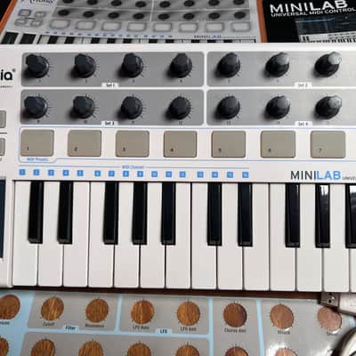 Arturia MiniLab 25-Key MIDI Controller 2014 - 2016 - White imagen 2