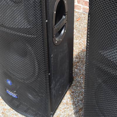 Mackie SR-1530 powered 3 way PA speakers excellent-used speakers for sale image 3