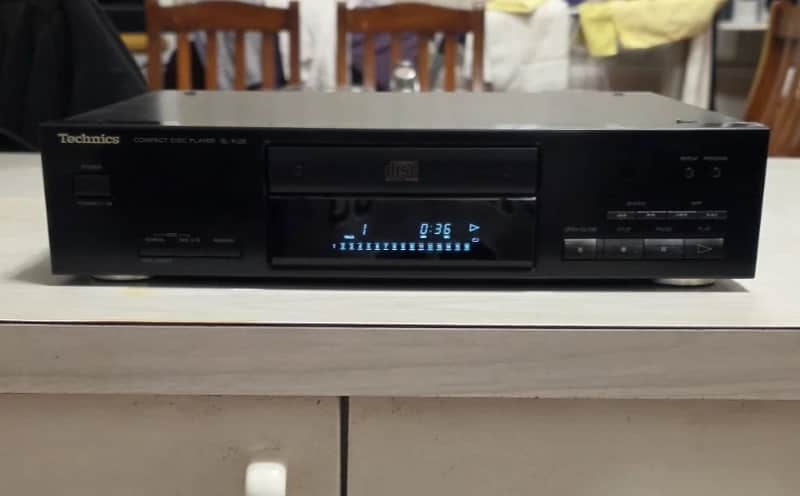 VINTAGE TECHNICS SINGLE DISC CD PLAYER/MADE IN JAPAN