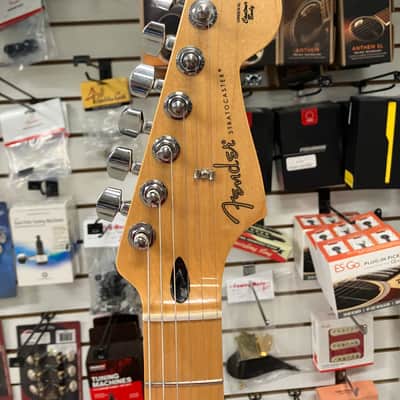 Limited Edition Player Stratocaster - Maple Fingerboard - Lake Placid Blue image 4