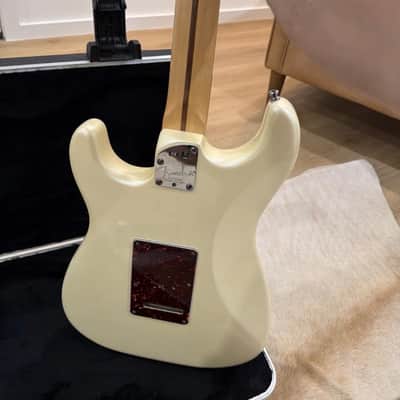 Fender American Deluxe Stratocaster with Maple Fretboard 2010 - Olympic Pearl - Complete w/original paperwork and case image 2