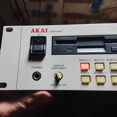 Akai S3000XL Sampler – Powers On – Very Low LCD Contrast – “Waiting for Hard Disk” – Spares/Repair