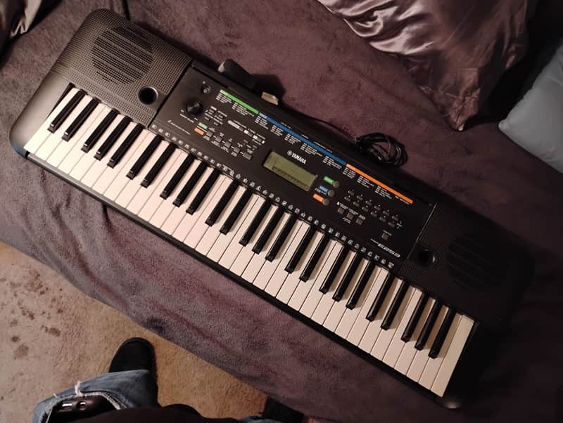 Yamaha PSR-E253 61-Key Portable Keyboard 2010s - Black image 1