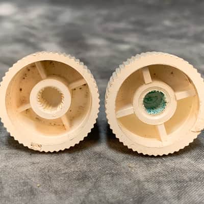 Danelectro Guitar Knobs U-1  60’s Aged Off White image 4