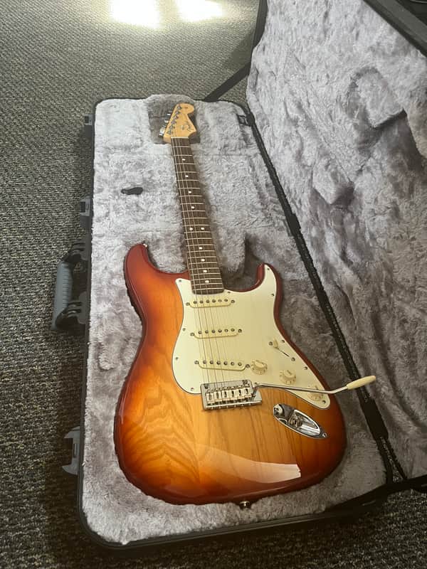 Fender Stratocaster 2017 - Honey Burst image 1